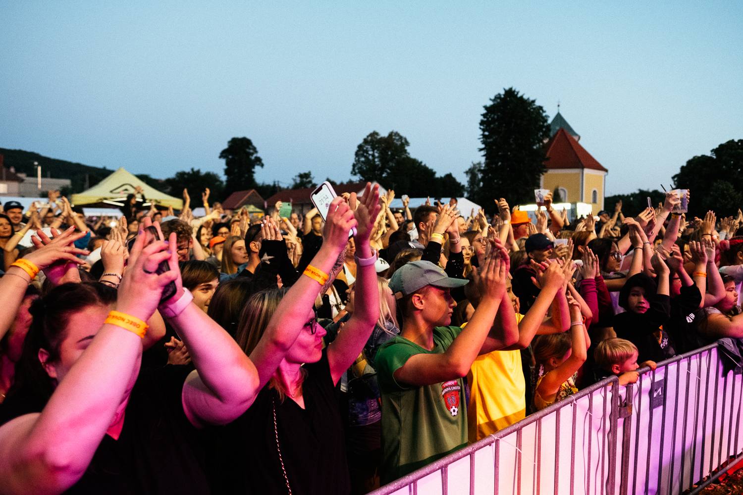 Druhý den Sjezdu Lhot a Lehot: Sebastian si přivezl ohně, bavili i Fleret, Reflexy a Křídla