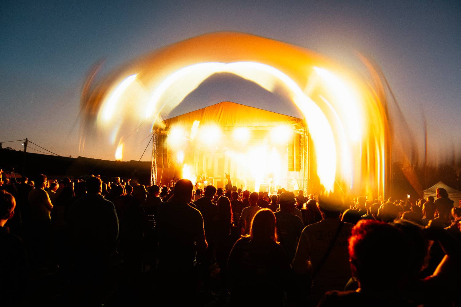 Druhý den Sjezdu Lhot a Lehot: Sebastian si přivezl ohně, bavili i Fleret, Reflexy a Křídla