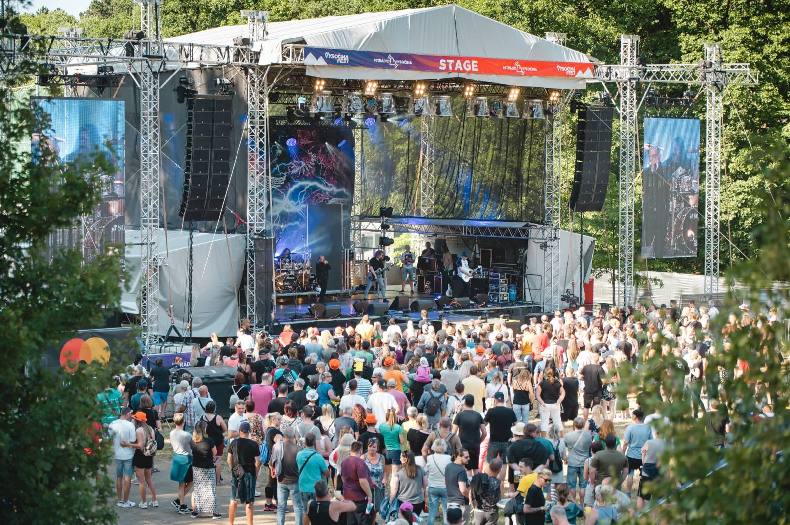 Na Vysočina festu se o zábavu staral Ivan Mládek, největší show obstarali Rybičky 48 a Mirai