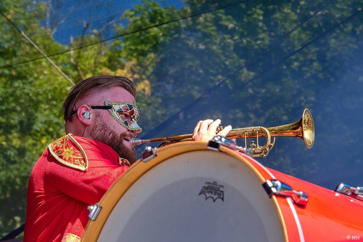 Pekelný ostrov Holýšov: Pod kotlem přikládali Dymytry, Traktor i Tři Sestry