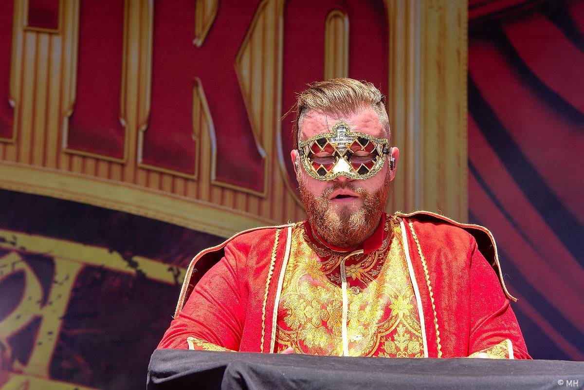 Pekelný ostrov Holýšov: Pod kotlem přikládali Dymytry, Traktor i Tři Sestry