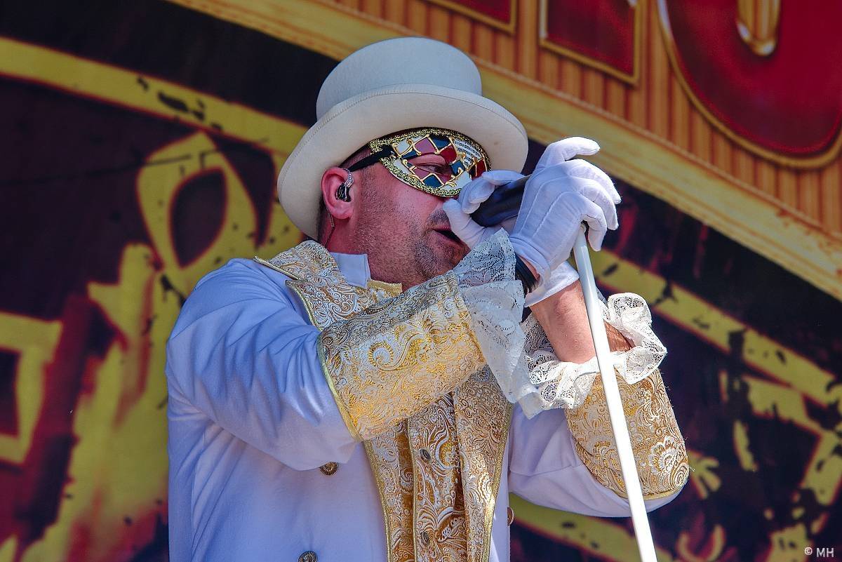 Pekelný ostrov Holýšov: Pod kotlem přikládali Dymytry, Traktor i Tři Sestry