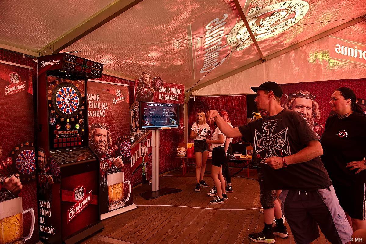 Pekelný ostrov Holýšov: Pod kotlem přikládali Dymytry, Traktor i Tři Sestry