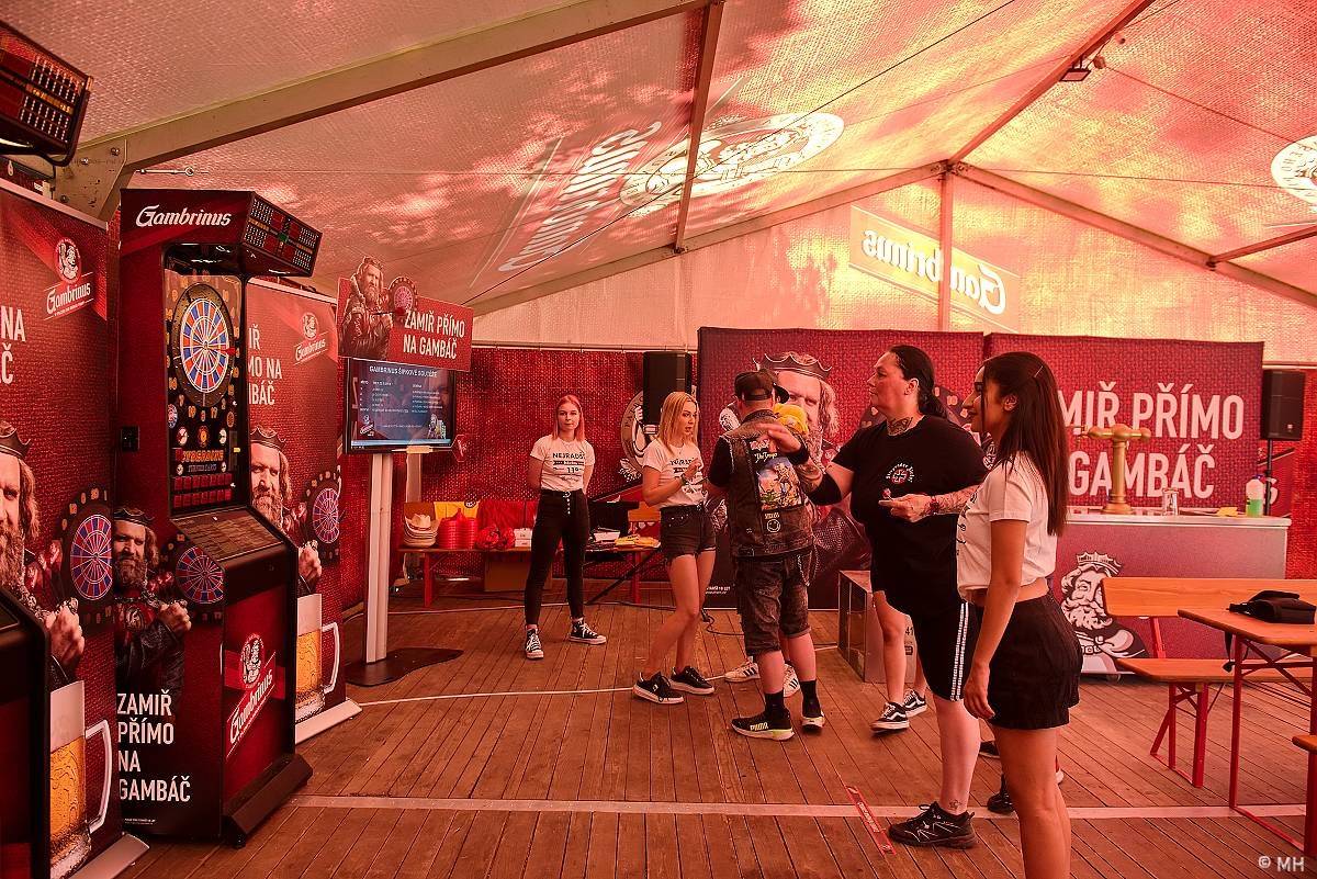 Pekelný ostrov Holýšov: Pod kotlem přikládali Dymytry, Traktor i Tři Sestry