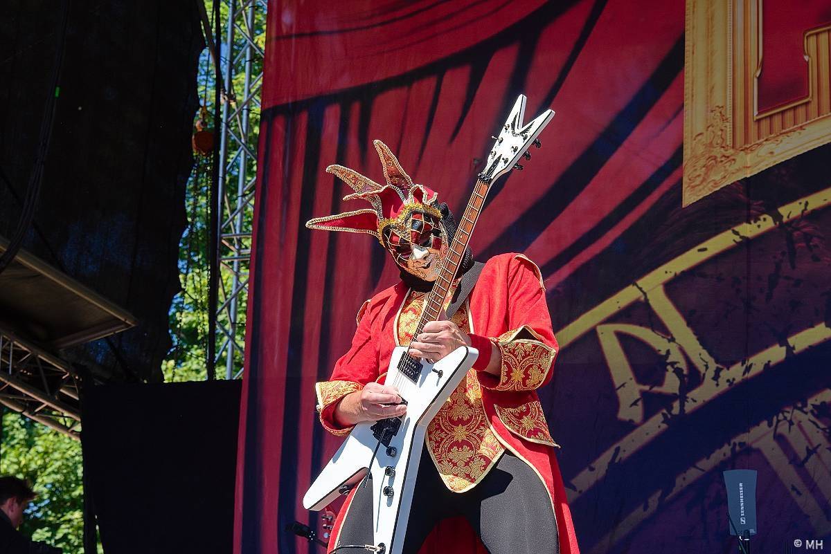 Pekelný ostrov Holýšov: Pod kotlem přikládali Dymytry, Traktor i Tři Sestry