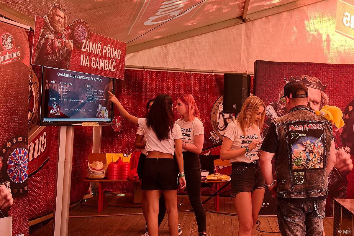 Pekelný ostrov Holýšov: Pod kotlem přikládali Dymytry, Traktor i Tři Sestry