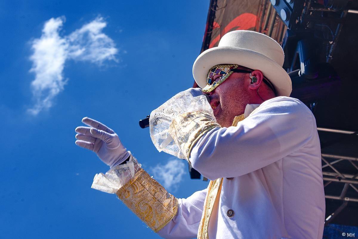 Pekelný ostrov Holýšov: Pod kotlem přikládali Dymytry, Traktor i Tři Sestry