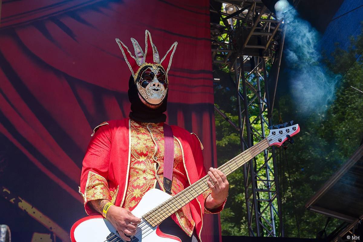 Pekelný ostrov Holýšov: Pod kotlem přikládali Dymytry, Traktor i Tři Sestry