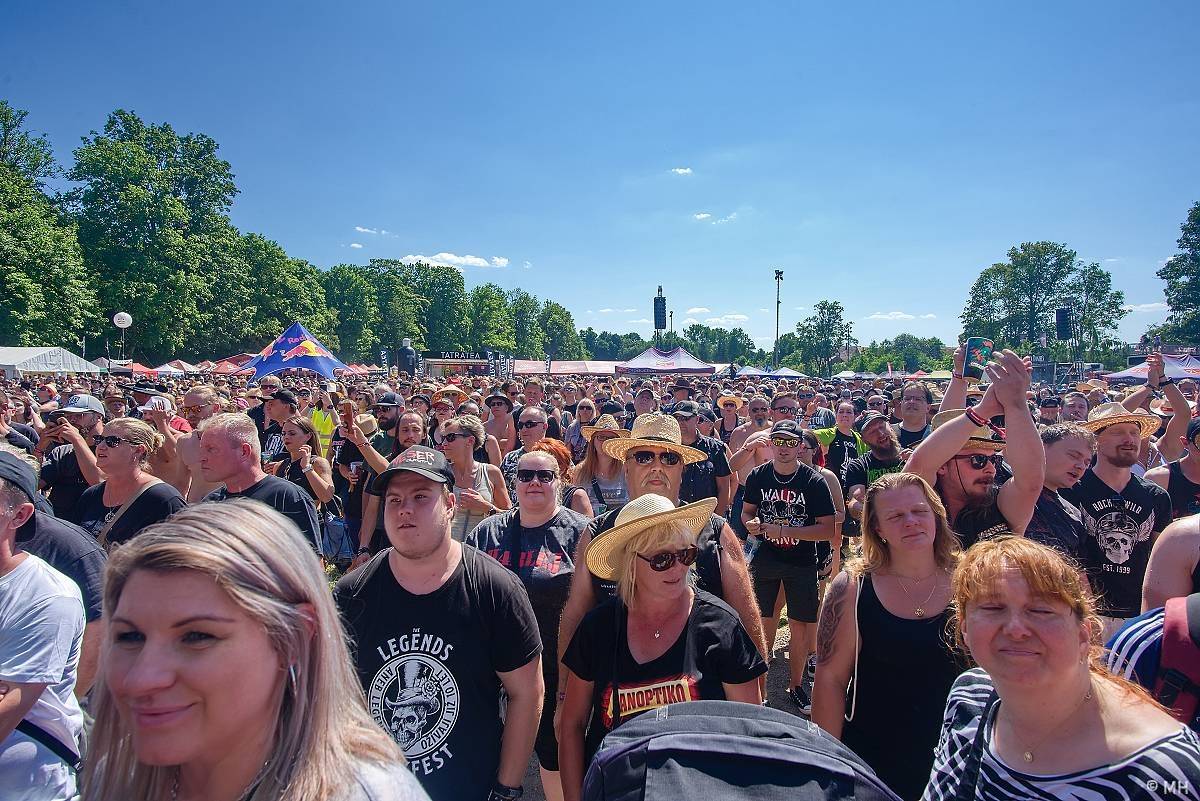 Pekelný ostrov Holýšov: Pod kotlem přikládali Dymytry, Traktor i Tři Sestry