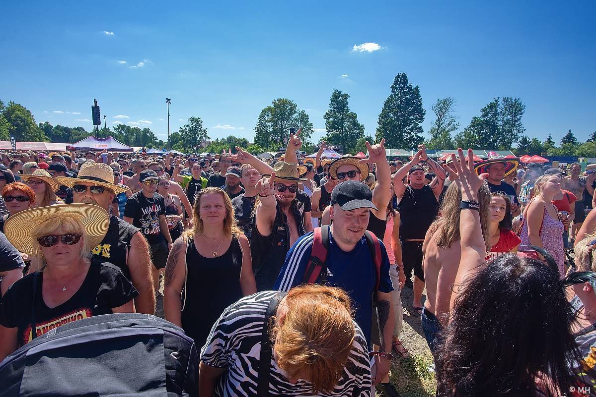 Pekelný ostrov Holýšov: Pod kotlem přikládali Dymytry, Traktor i Tři Sestry