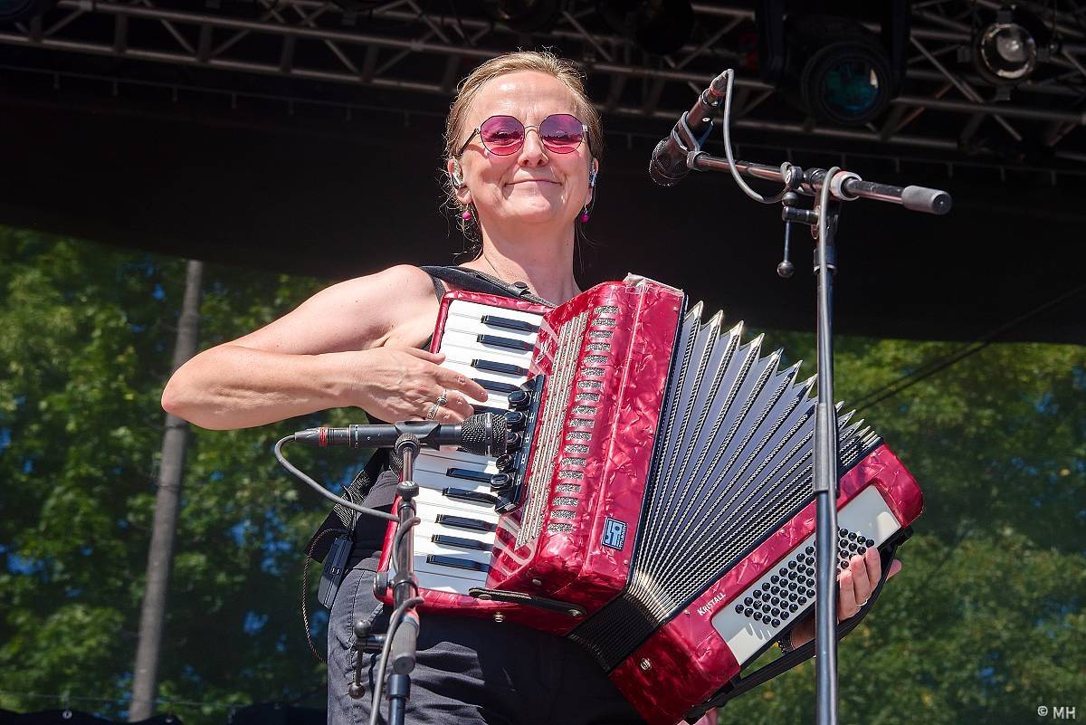 Pekelný ostrov Holýšov: Pod kotlem přikládali Dymytry, Traktor i Tři Sestry