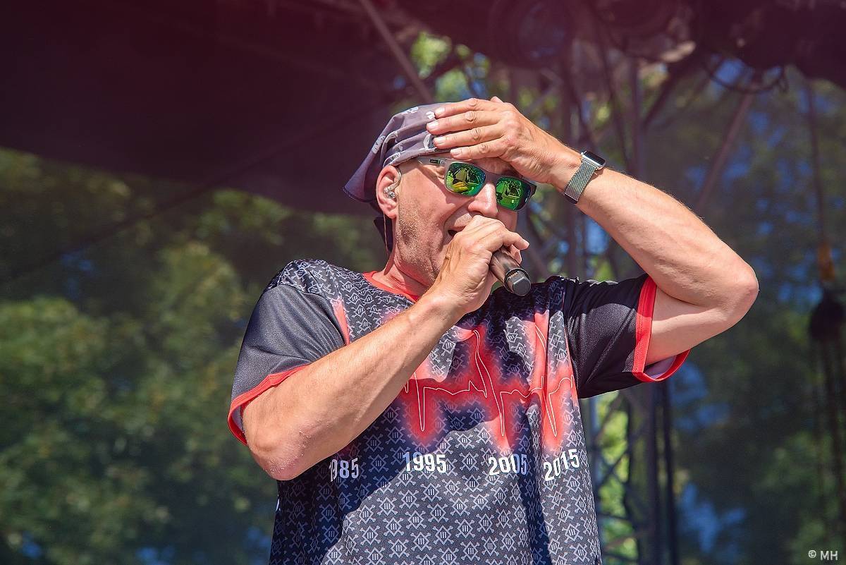 Pekelný ostrov Holýšov: Pod kotlem přikládali Dymytry, Traktor i Tři Sestry