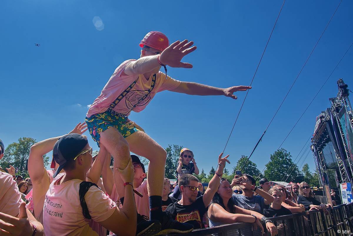 Pekelný ostrov Holýšov: Pod kotlem přikládali Dymytry, Traktor i Tři Sestry