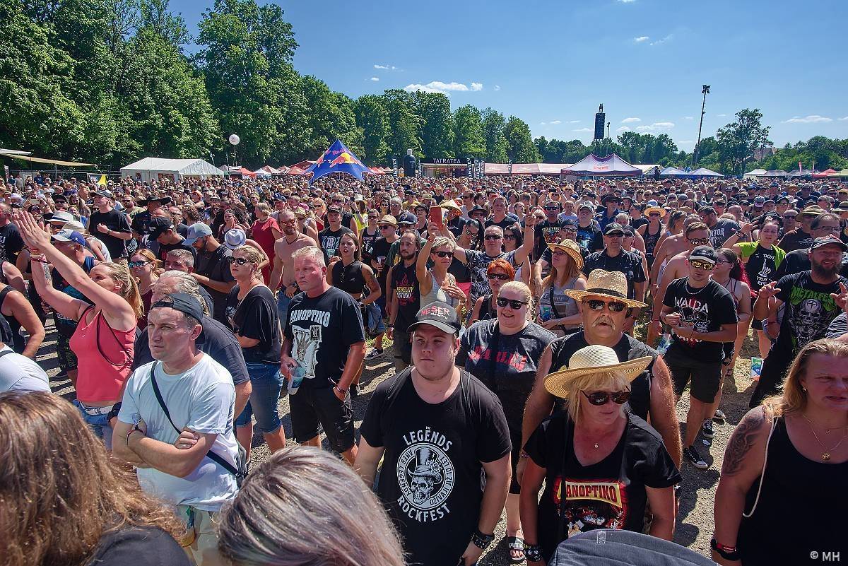 Pekelný ostrov Holýšov: Pod kotlem přikládali Dymytry, Traktor i Tři Sestry