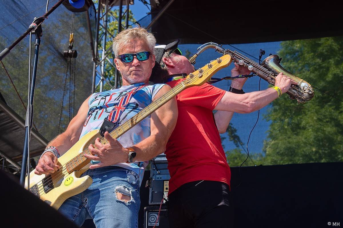 Pekelný ostrov Holýšov: Pod kotlem přikládali Dymytry, Traktor i Tři Sestry