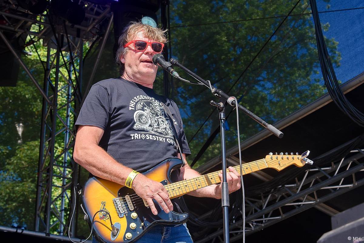 Pekelný ostrov Holýšov: Pod kotlem přikládali Dymytry, Traktor i Tři Sestry