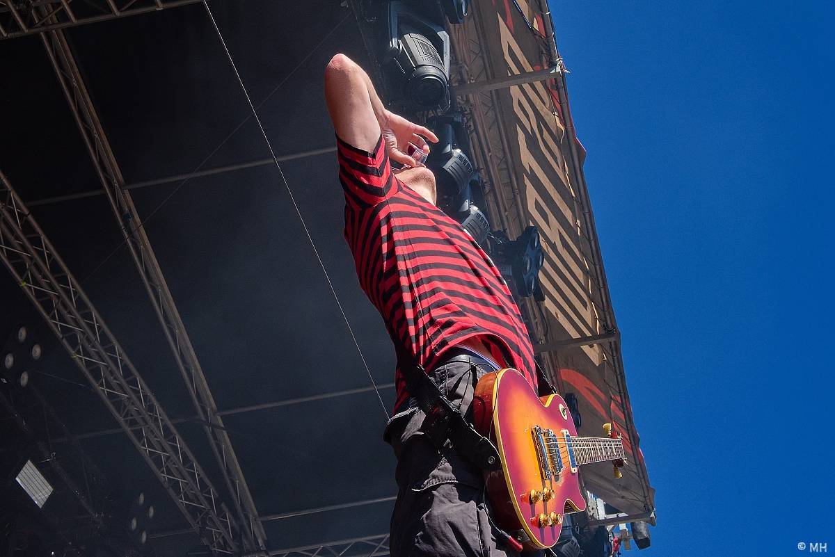 Pekelný ostrov Holýšov: Pod kotlem přikládali Dymytry, Traktor i Tři Sestry