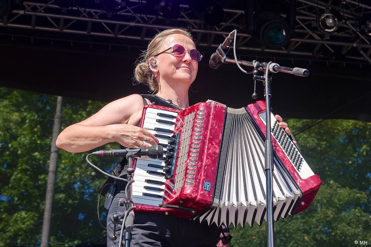 Pekelný ostrov Holýšov: Pod kotlem přikládali Dymytry, Traktor i Tři Sestry