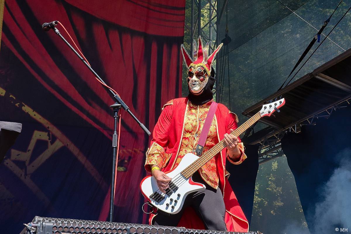 Pekelný ostrov Holýšov: Pod kotlem přikládali Dymytry, Traktor i Tři Sestry