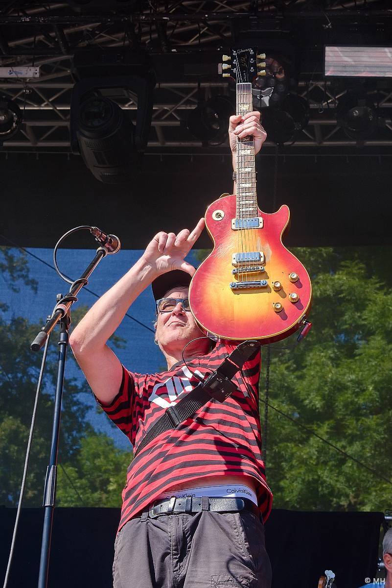 Pekelný ostrov Holýšov: Pod kotlem přikládali Dymytry, Traktor i Tři Sestry