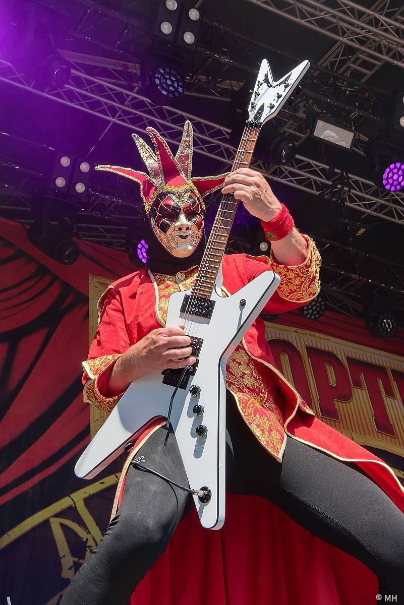 Pekelný ostrov Holýšov: Pod kotlem přikládali Dymytry, Traktor i Tři Sestry