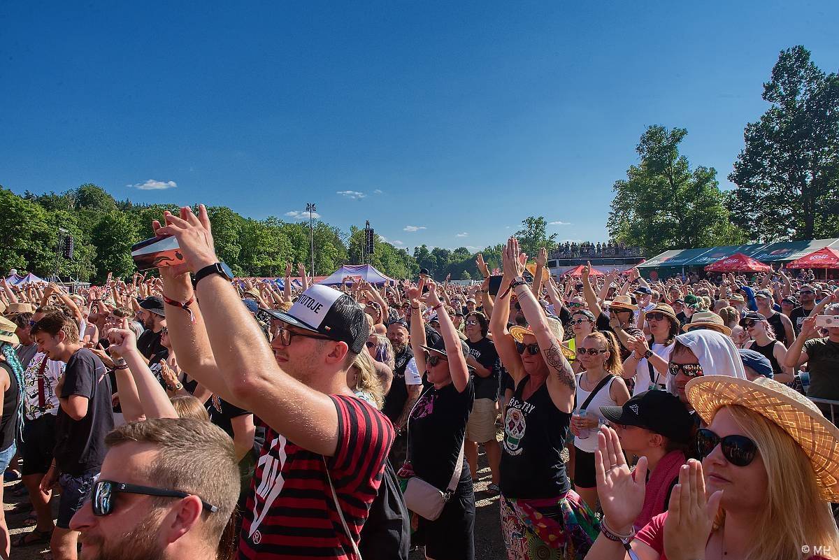 Pekelný ostrov Holýšov: Pod kotlem přikládali Dymytry, Traktor i Tři Sestry