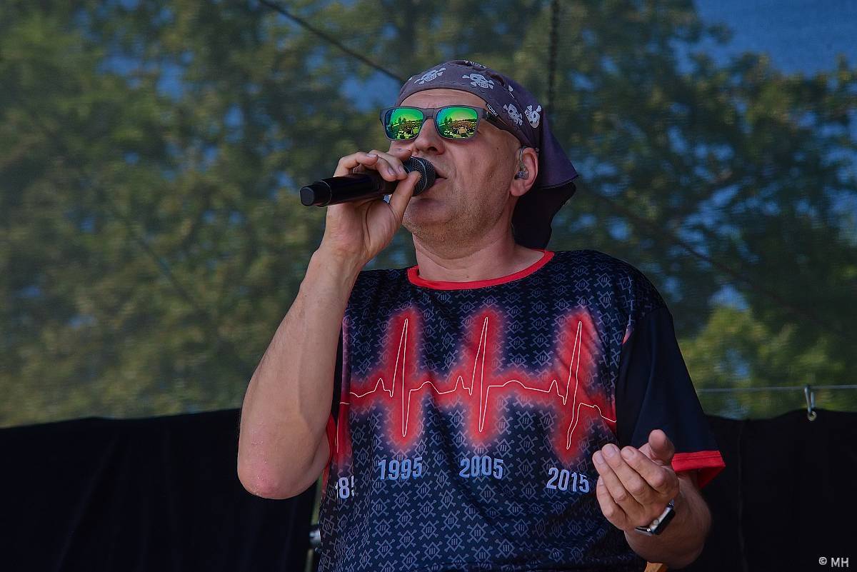 Pekelný ostrov Holýšov: Pod kotlem přikládali Dymytry, Traktor i Tři Sestry