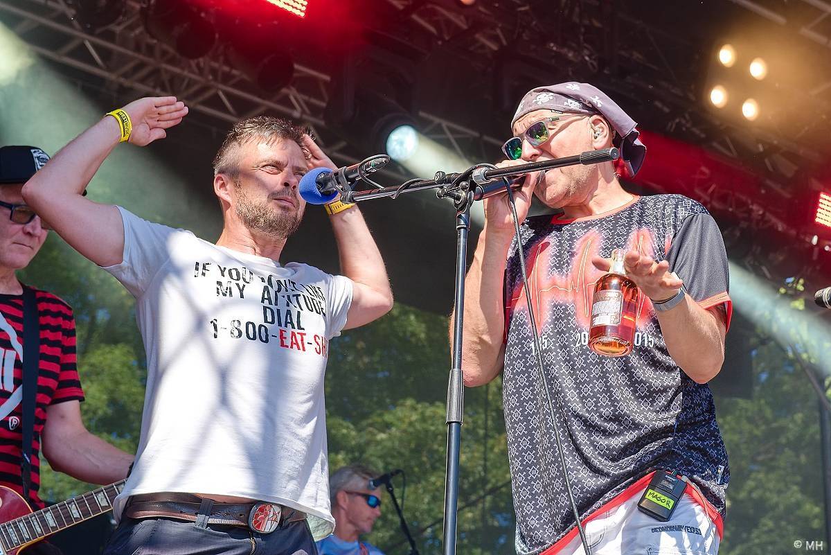 Pekelný ostrov Holýšov: Pod kotlem přikládali Dymytry, Traktor i Tři Sestry