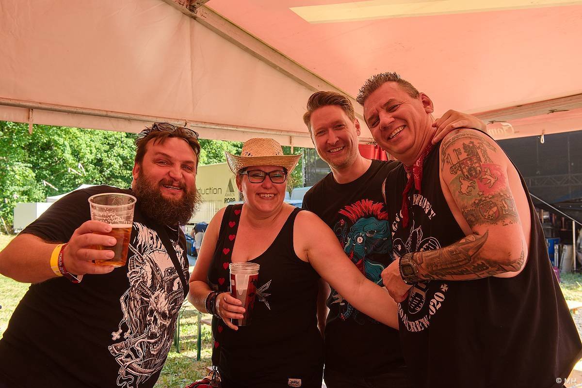 Pekelný ostrov Holýšov: Pod kotlem přikládali Dymytry, Traktor i Tři Sestry