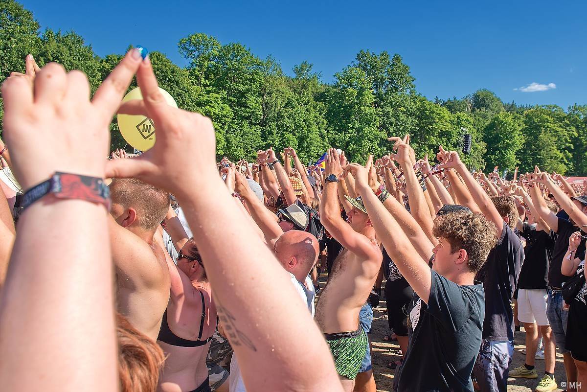 Pekelný ostrov Holýšov: Pod kotlem přikládali Dymytry, Traktor i Tři Sestry