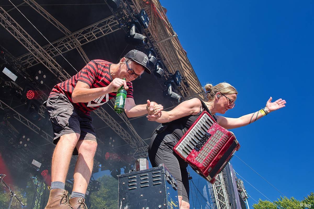 Pekelný ostrov Holýšov: Pod kotlem přikládali Dymytry, Traktor i Tři Sestry
