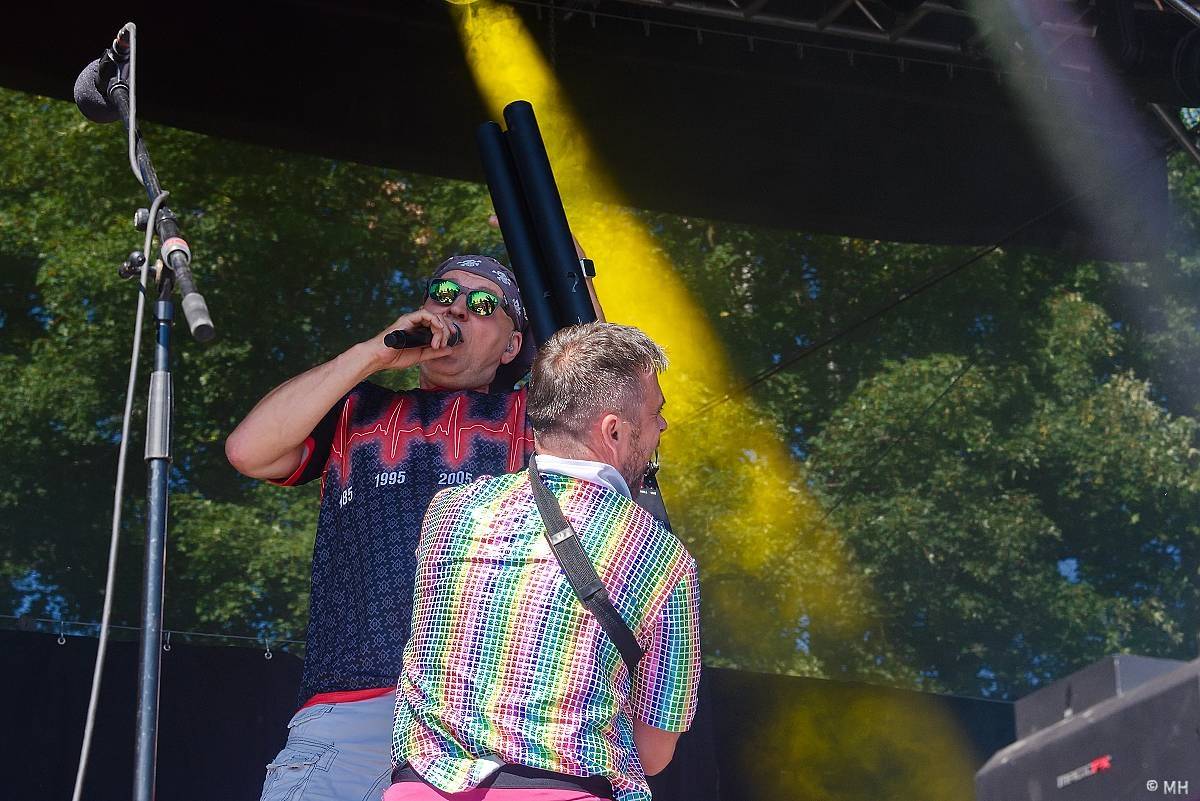 Pekelný ostrov Holýšov: Pod kotlem přikládali Dymytry, Traktor i Tři Sestry