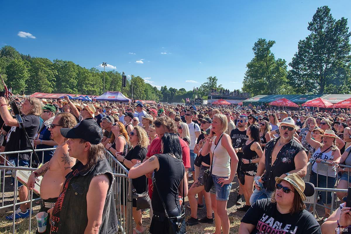 Pekelný ostrov Holýšov: Pod kotlem přikládali Dymytry, Traktor i Tři Sestry