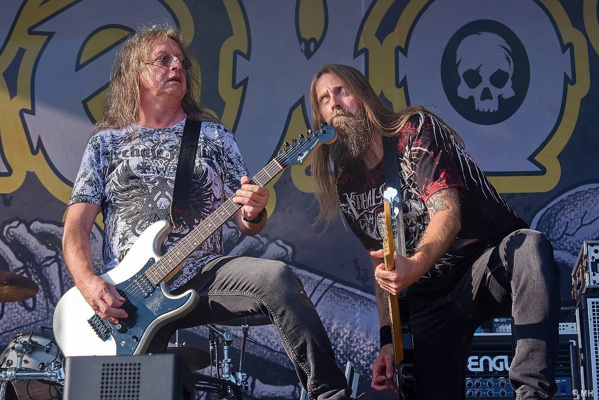 Pekelný ostrov Holýšov: Pod kotlem přikládali Dymytry, Traktor i Tři Sestry