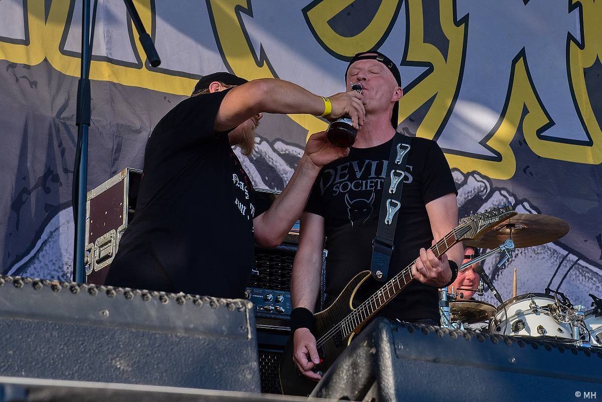 Pekelný ostrov Holýšov: Pod kotlem přikládali Dymytry, Traktor i Tři Sestry