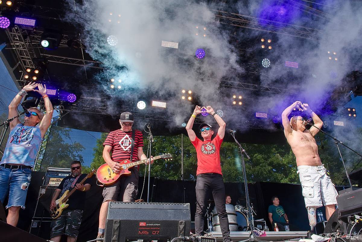 Pekelný ostrov Holýšov: Pod kotlem přikládali Dymytry, Traktor i Tři Sestry