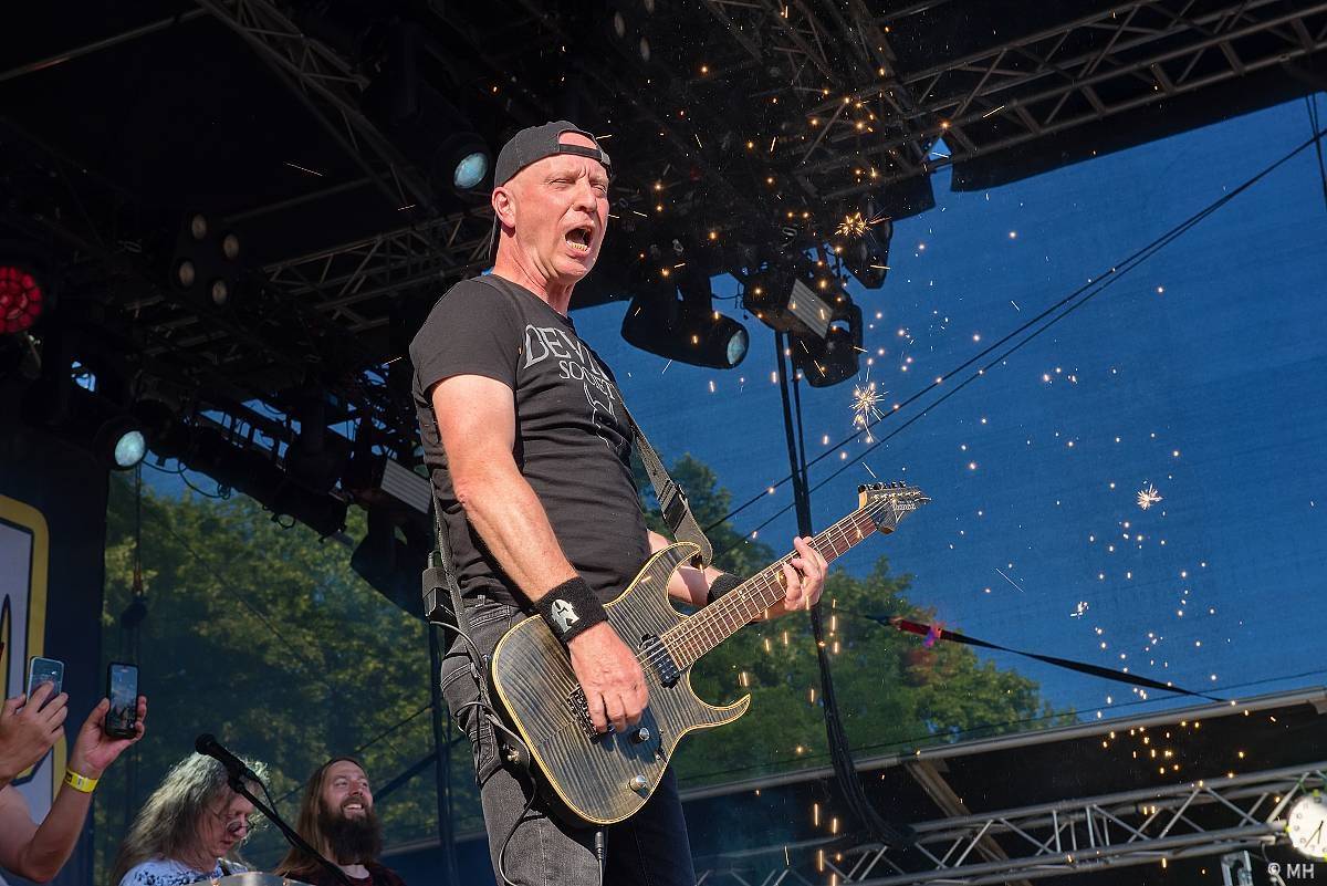 Pekelný ostrov Holýšov: Pod kotlem přikládali Dymytry, Traktor i Tři Sestry