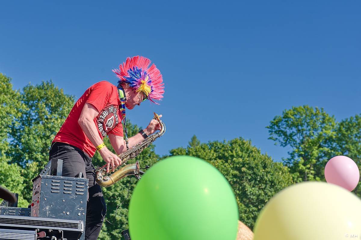 Pekelný ostrov Holýšov: Pod kotlem přikládali Dymytry, Traktor i Tři Sestry