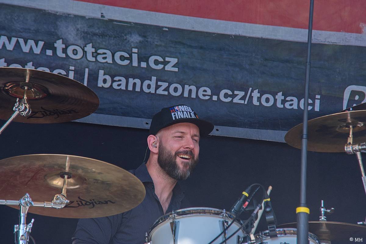 Pekelný ostrov Holýšov: Pod kotlem přikládali Dymytry, Traktor i Tři Sestry