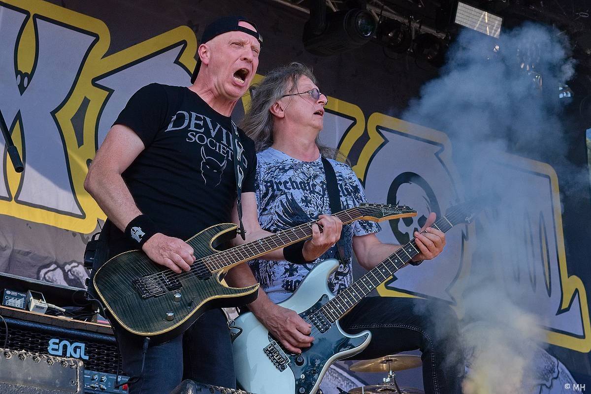 Pekelný ostrov Holýšov: Pod kotlem přikládali Dymytry, Traktor i Tři Sestry