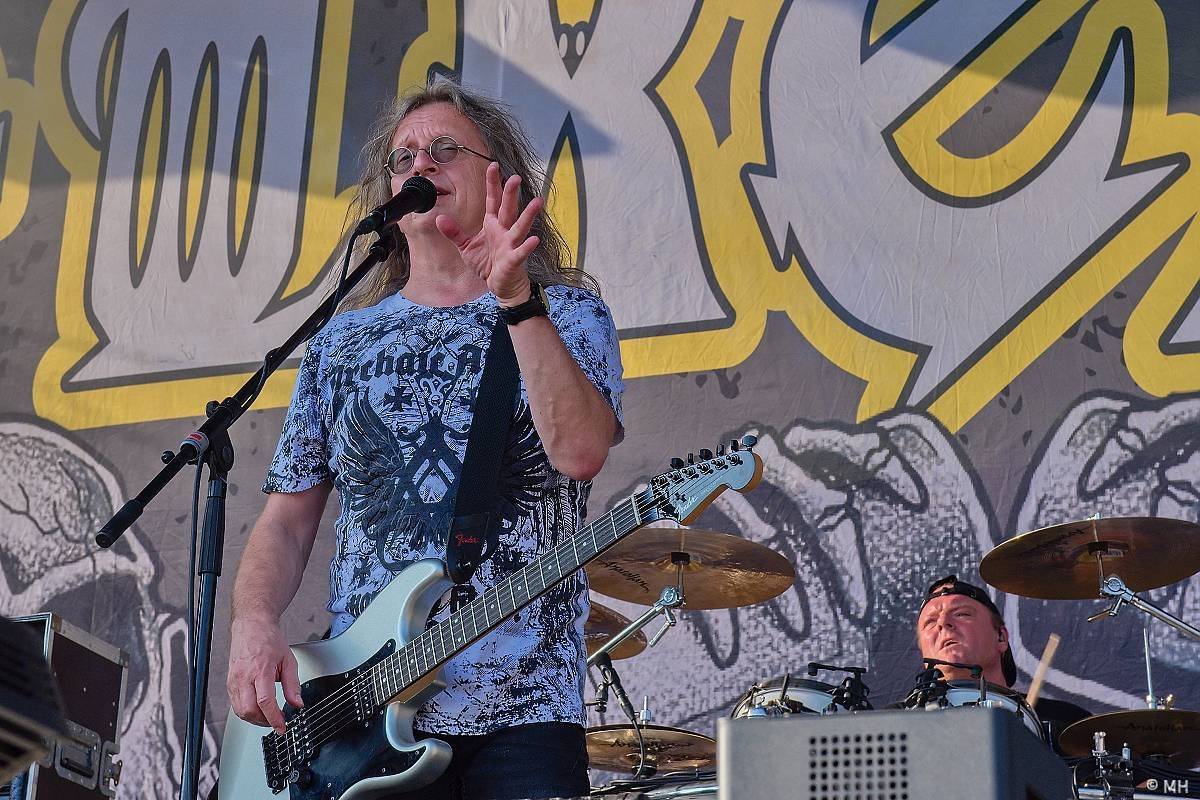 Pekelný ostrov Holýšov: Pod kotlem přikládali Dymytry, Traktor i Tři Sestry