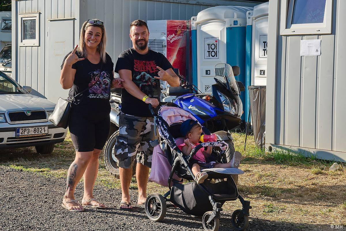 Pekelný ostrov Holýšov: Pod kotlem přikládali Dymytry, Traktor i Tři Sestry