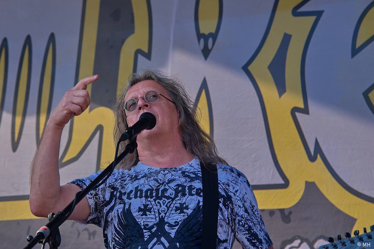 Pekelný ostrov Holýšov: Pod kotlem přikládali Dymytry, Traktor i Tři Sestry