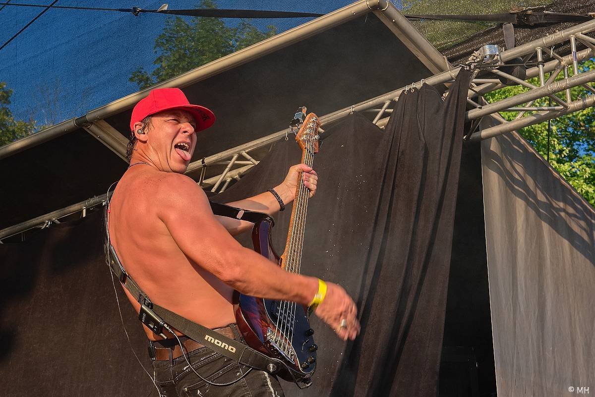 Pekelný ostrov Holýšov: Pod kotlem přikládali Dymytry, Traktor i Tři Sestry