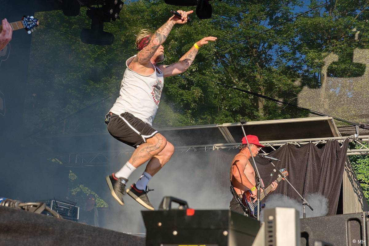 Pekelný ostrov Holýšov: Pod kotlem přikládali Dymytry, Traktor i Tři Sestry