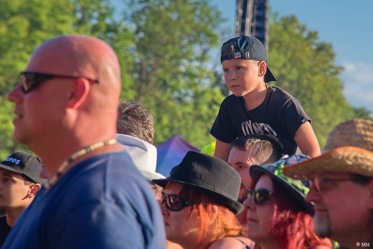 Pekelný ostrov Holýšov: Pod kotlem přikládali Dymytry, Traktor i Tři Sestry