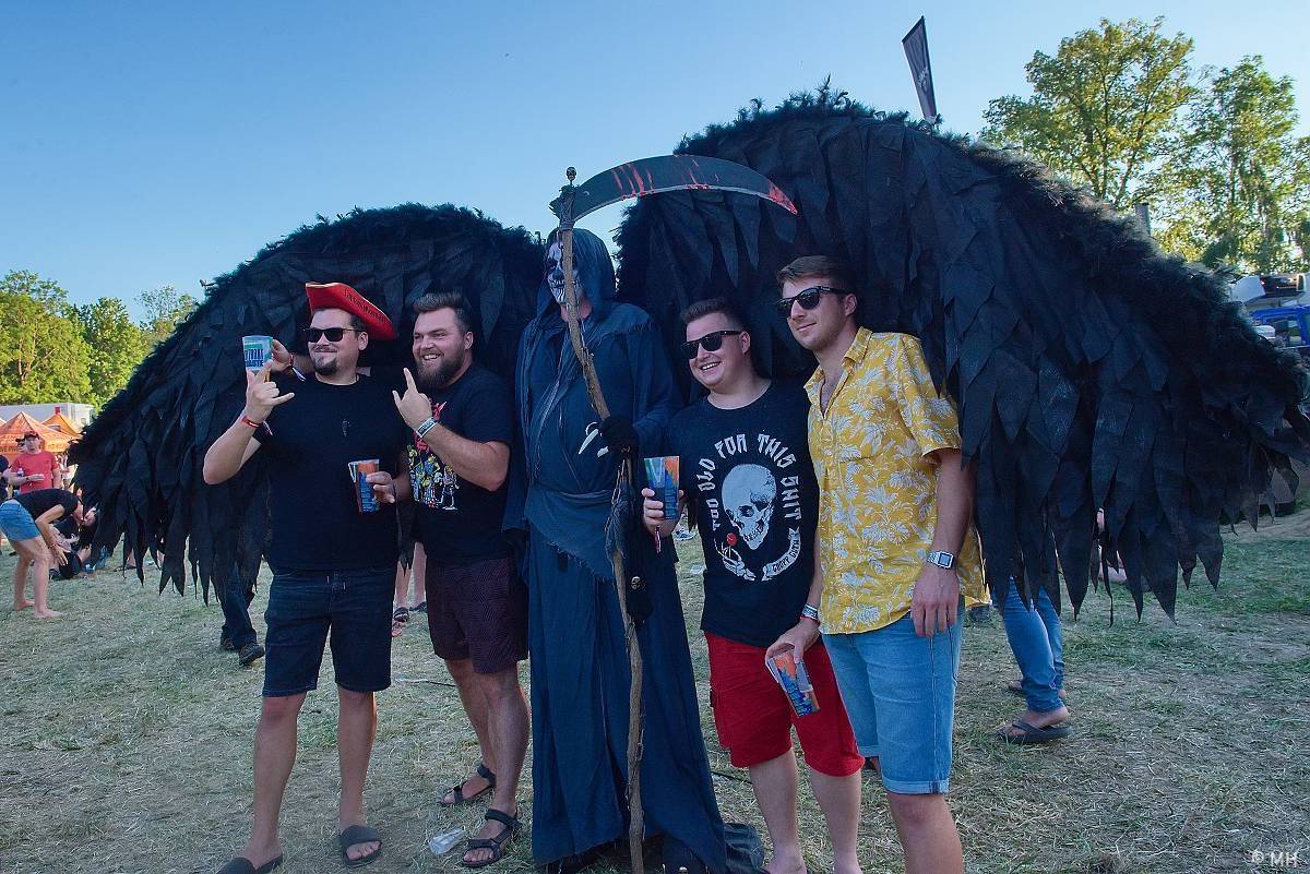 Pekelný ostrov Holýšov: Pod kotlem přikládali Dymytry, Traktor i Tři Sestry