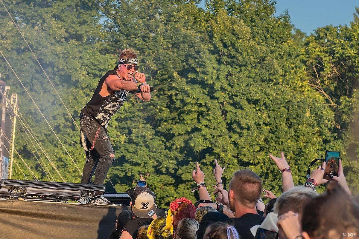 Pekelný ostrov Holýšov: Pod kotlem přikládali Dymytry, Traktor i Tři Sestry