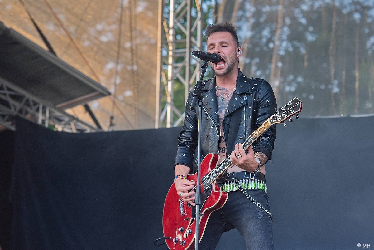 Pekelný ostrov Holýšov: Pod kotlem přikládali Dymytry, Traktor i Tři Sestry