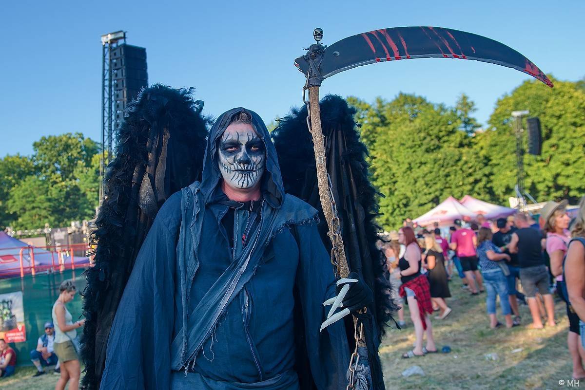 Pekelný ostrov Holýšov: Pod kotlem přikládali Dymytry, Traktor i Tři Sestry